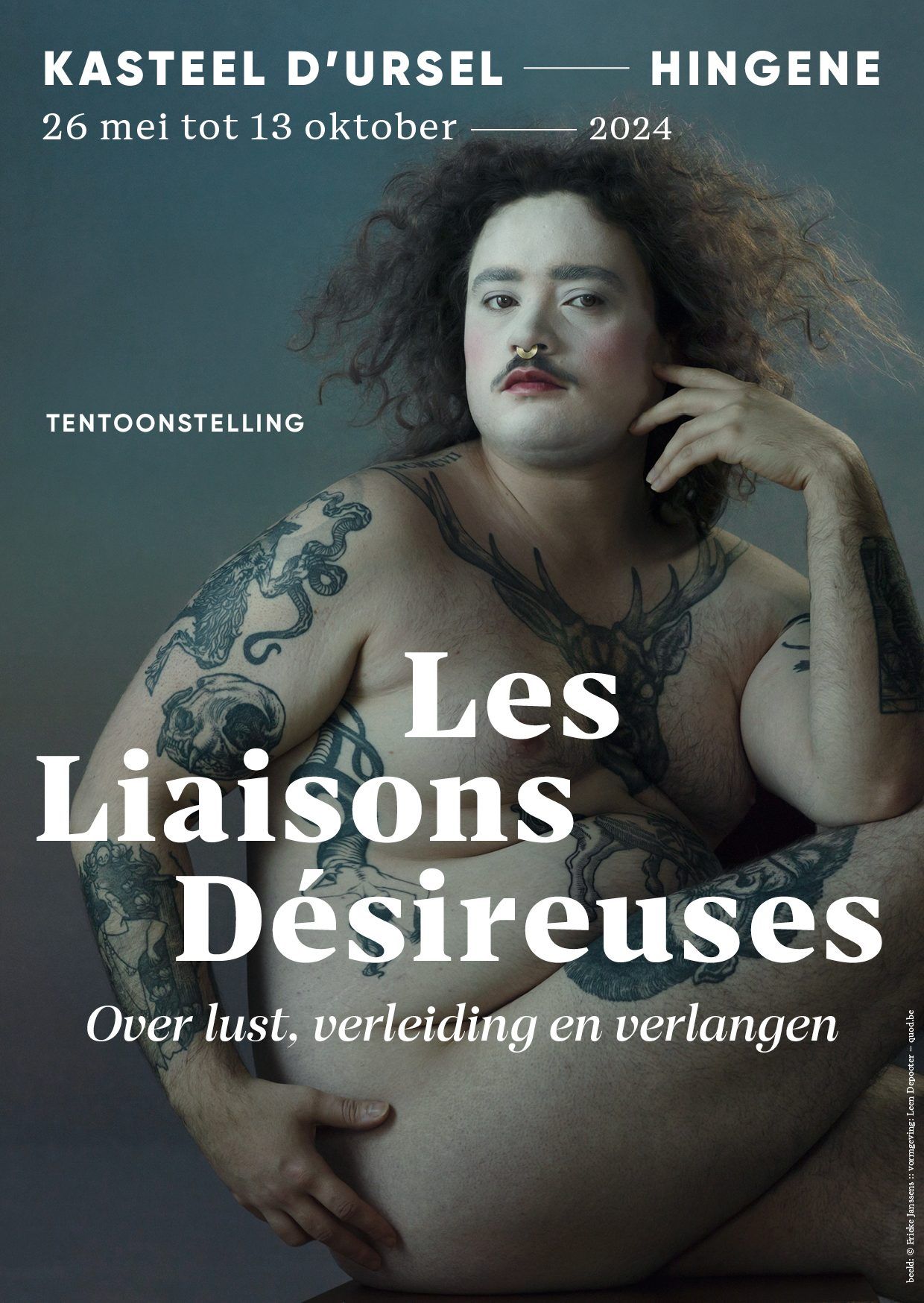 man met neusring en lippenstift kijkt verleidelijk in de lens