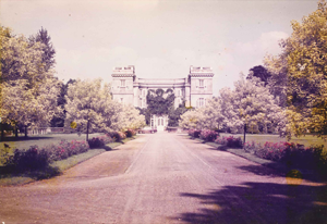 Oude vekleurde foto van de voorgevel van het kasteel