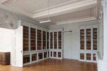 oude bibliotheek met kasten gevuld met oude boeke